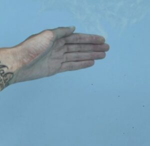 Eckschlager GmbH, Poolbau, Poolbauer, Hand im Wasser, Whirlpool