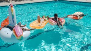 Eckschlager GmbH, Pool, Menschen im Pool, Schwimmen, Spaß im Pool, Poolbau