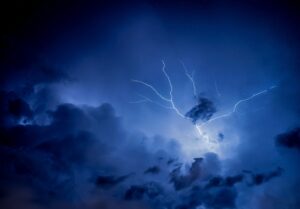 Eckschlager GmbH, Pool, Poolbau, Gewitter, Unwetter mit Regenschauern und heftigen Niederschlägen, Starkregen